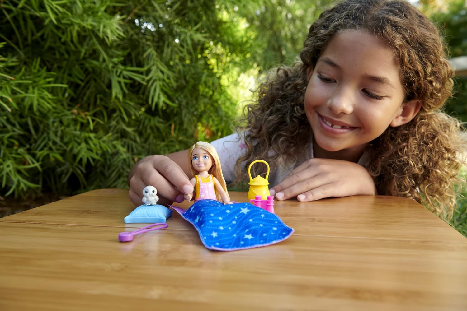 Barbie ¡Vamos de Camping! Chelsea Muñeca Rubia con Accesorios de Juguete, Regalo para niñas y niños +3 años (Mattel HDF77