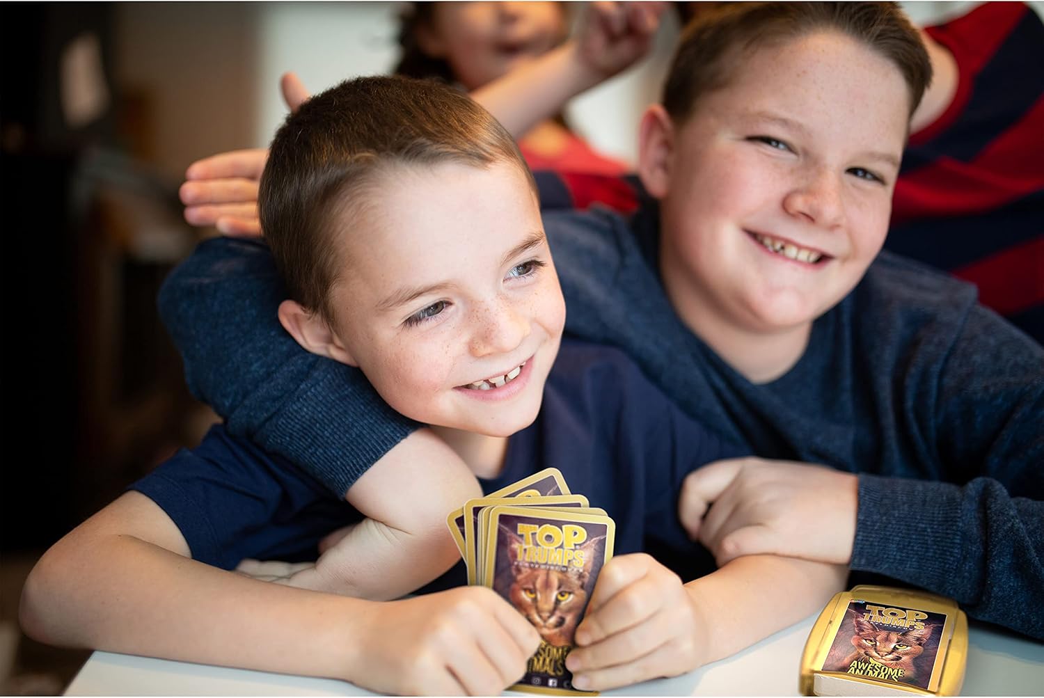 Top Trumps Awesome Animals Classics Kartenspiel, Finden Sie heraus, wie süß der Schneeleopard ist und wie groß das Schwarze Nashorn ist, pädagogisches Kartenspiel für 2 Plus Spieler ist EIN tolles