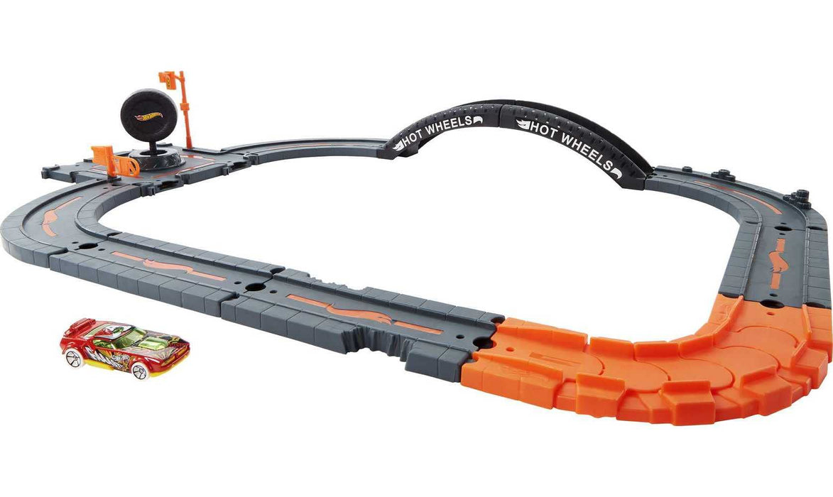 Hot Wheels City Track Pack, 10 Piece Set Includes Track Base & Various Track Pieces to Build a Cityscape, with 1 Hot Wheels Car, Connects to Other Sets, Gift for Kids 4 Years & Up, HDN95