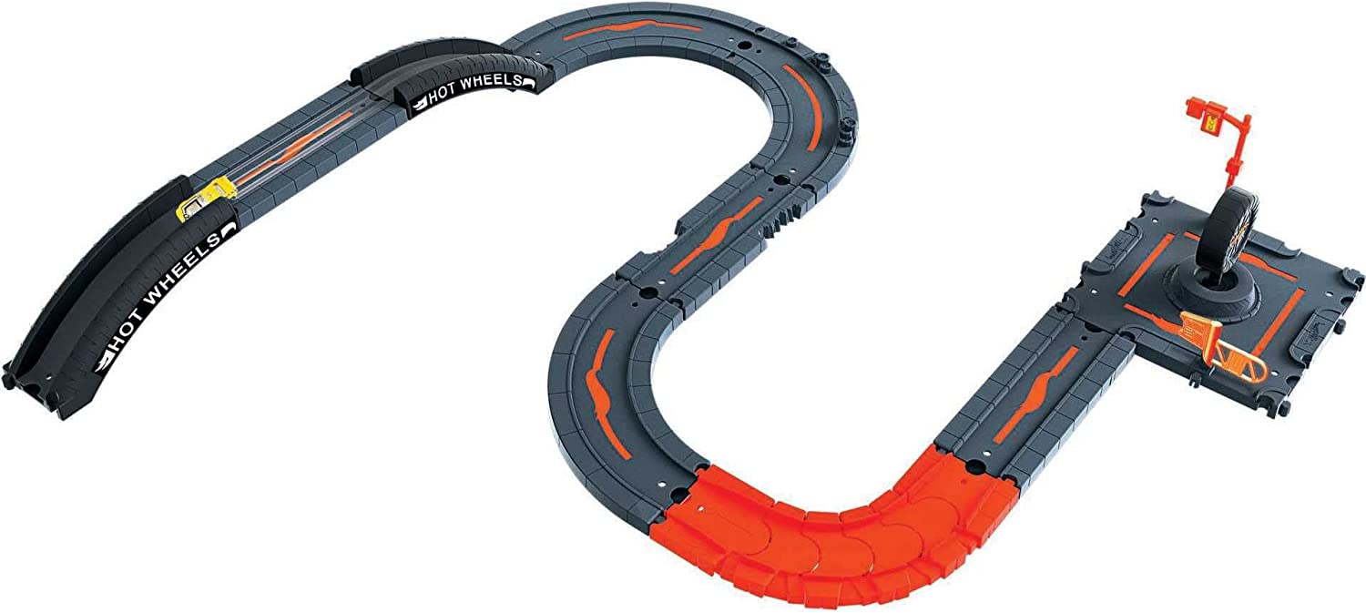 Hot Wheels City Track Pack, 10 Piece Set Includes Track Base & Various Track Pieces to Build a Cityscape, with 1 Hot Wheels Car, Connects to Other Sets, Gift for Kids 4 Years & Up, HDN95
