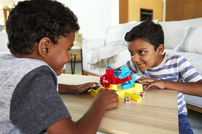 Mattel Games - Rock 'Em Sock 'Em Robots Colpisci e Blocca, Gioco da Pugilato ad Azionamento Manuale con Scontro sul Ring tra i Personaggi Red Rocker e Blue Bomber, Giocattolo per Bambini 6+ Anni