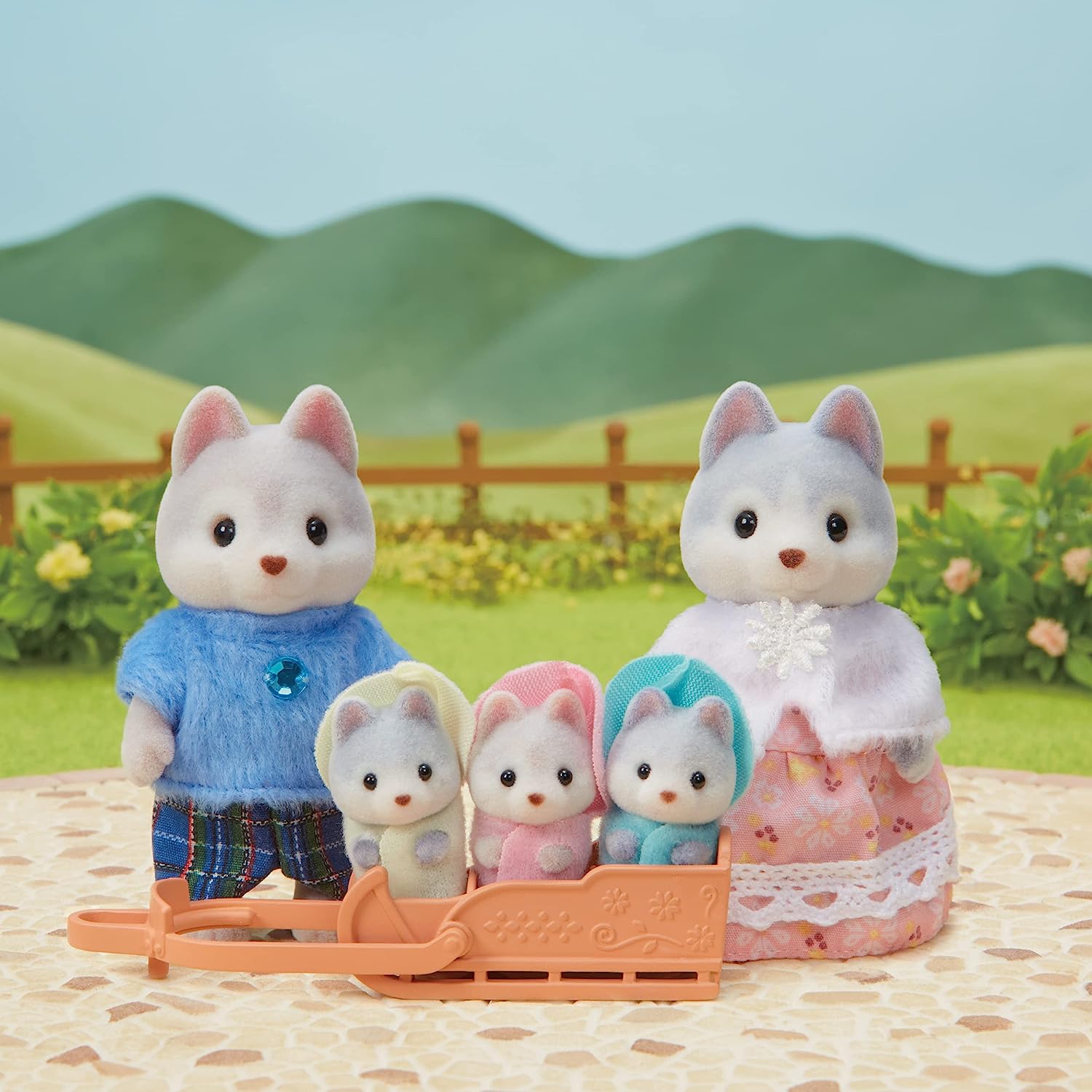 Sylvanian Families 5636 Husky Family - Dollhouse Playsets Multicolor,‎3 x 3.5 x 8.5 cm & 5533 Triplets Stroller - Dollhouse Playsets, Blue, Small