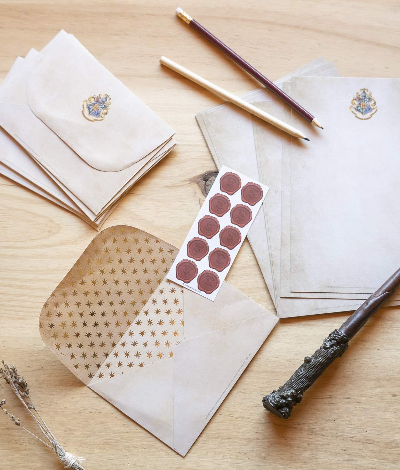 Grupo Erik Briefpapier-Set Harry Potter Briefpapier mit Hogwarts Logo - 20 Blatt A5-Notizpapier, 10 Briefumschläge, Wachssiegel-Aufkleber