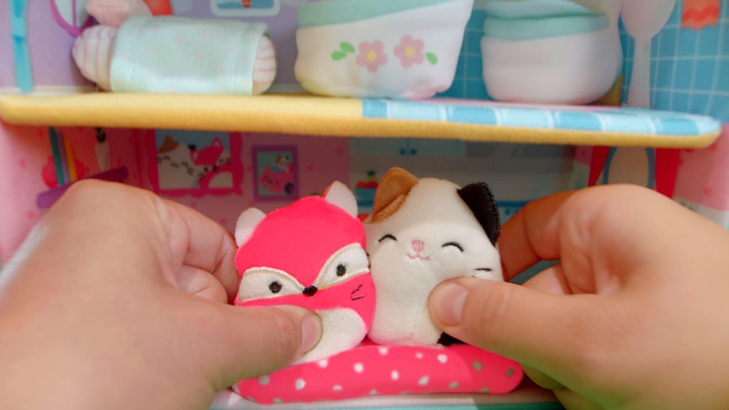 Squishville by Squishmallows SQM0049 Fifi’s Cottage Townhouse, Two 2 Mini-Squishmallow and 4 Furniture Accessories, Irresistibly Soft Plush Toys, 3 Floors to Explore