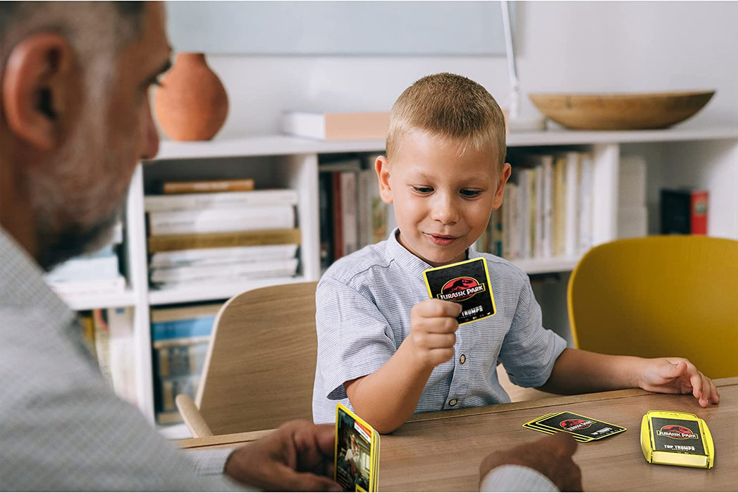Top Trumps Juego de Cartas Jurassic Park Specials, viaja a través de Isla Nublar y Juega con el Dr. Malcolm, Donald Gennaro, Eric Kirby y Alan Grant, Regalo Educativo y Juguete para niños y niñas a