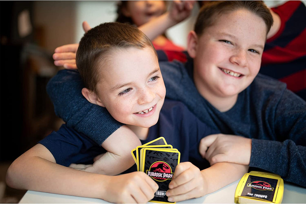 Top Trumps Juego de Cartas Jurassic Park Specials, viaja a través de Isla Nublar y Juega con el Dr. Malcolm, Donald Gennaro, Eric Kirby y Alan Grant, Regalo Educativo y Juguete para niños y niñas a