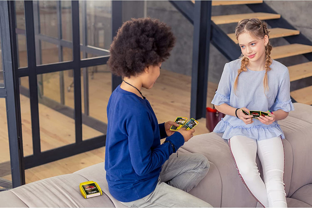 Top Trumps Juego de Cartas Jurassic Park Specials, viaja a través de Isla Nublar y Juega con el Dr. Malcolm, Donald Gennaro, Eric Kirby y Alan Grant, Regalo Educativo y Juguete para niños y niñas a