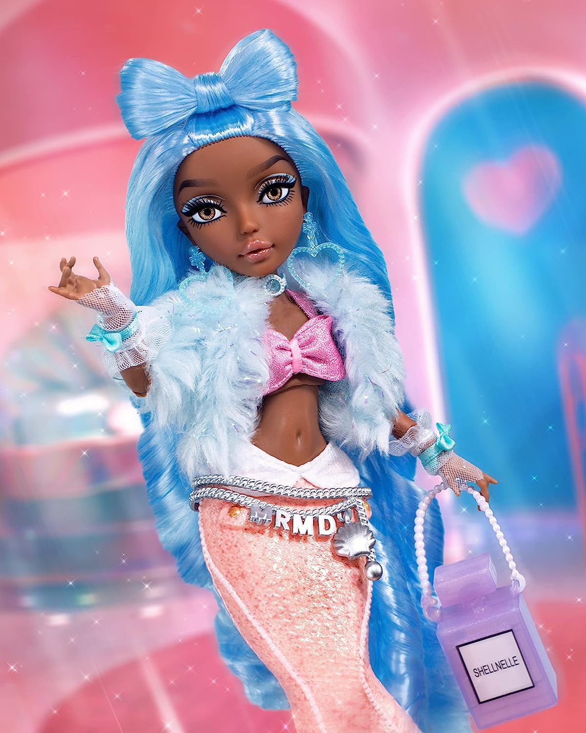 MERMAZE MERMAIDZ - SHELLNELLE - Muñeca de Moda Sirena con Cola Que Cambia de Color en Agua Helada y Pelo Azul - Incluye Vestido y Accesorios - Articulada, Puede posar - Coleccionable - Edad: 4+ años