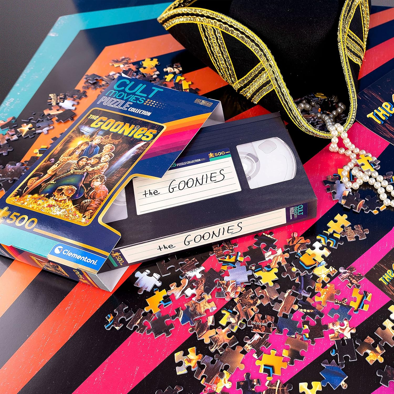 Clementoni - 35115 - Cult Movies The Goonies - Puzzle 500 Teile ab 14 Jahren, Erwachsenenpuzzle mit Wimmelbild, Geschicklichkeitsspiel für die ganze Familie
