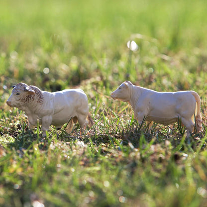 Britains Tomy Figuras de Colección, Juego de 3 Figuras de Animales de plástico para Adultos 43240, 3 Vacas, Modelo a Escala 1/32, réplica Adaptada a niños de 3 años+, Color Blanco