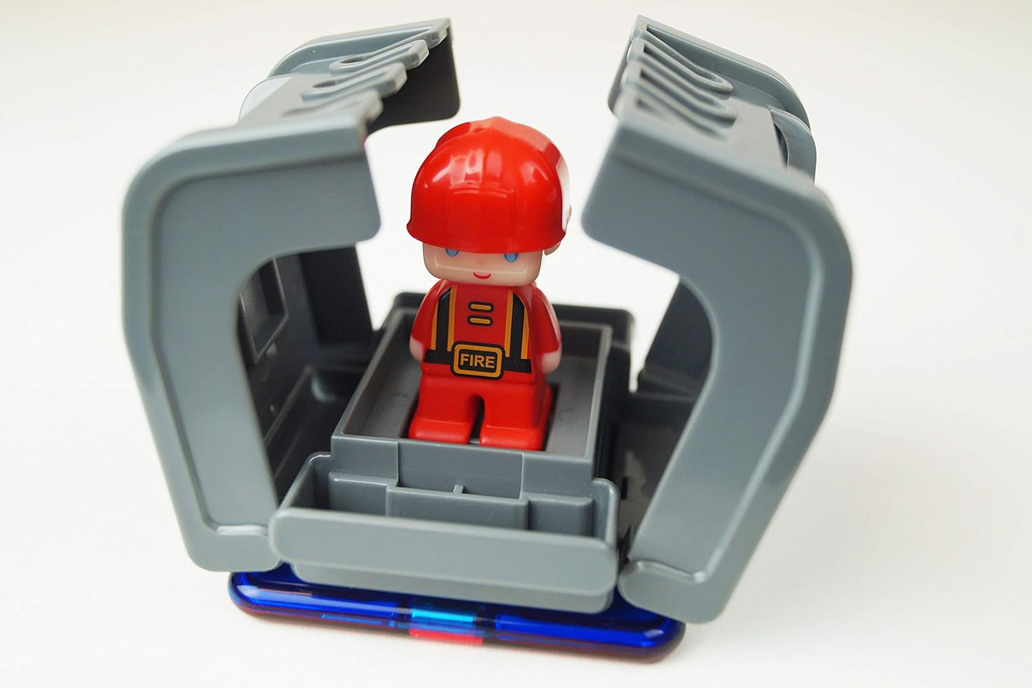 Magformers Amazing Police And Rescue Magnetic Building Blocks Tile Toy. Makes Cars And Buildings In A Police Theme. A STEM Toy For Children Aged 4+. With Police Character And Car.