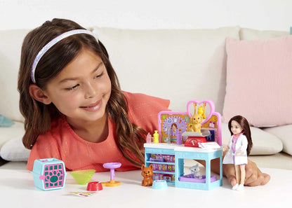 Barbie Chelsea Veterinaria Muñeca niña Morena con clínica para Mascotas y 23 Accesorios, Set de Regalo de Juguete +3 años (Mattel HGT12