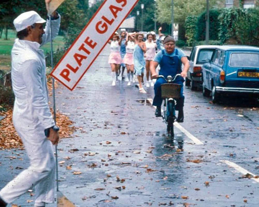 Die Benny Hill Show / Alle 38 deutsch synchronisierten Folgen der kultigen Sketchserie + Bonusfolge (Pidax Serien-Klassiker)