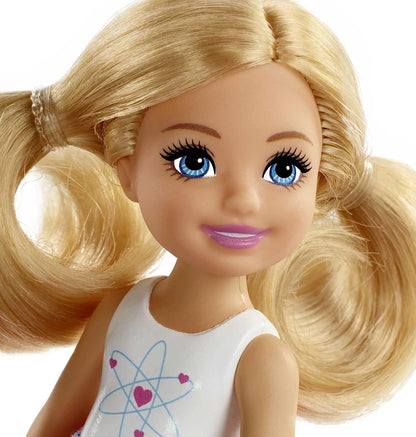 Barbie Chelsea con Silla de Ruedas Muñeca niña Rubia con Vestido, Silla, rampa, Accesorios y Pegatinas para Personalizar, Juguete +3 años (Mattel HGP29