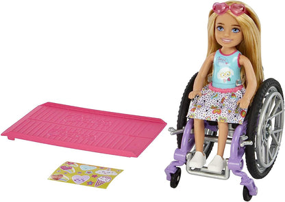 Barbie Chelsea con Silla de Ruedas Muñeca niña Rubia con Vestido, Silla, rampa, Accesorios y Pegatinas para Personalizar, Juguete +3 años (Mattel HGP29