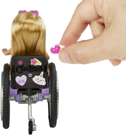 Barbie Chelsea con Silla de Ruedas Muñeca niña Rubia con Vestido, Silla, rampa, Accesorios y Pegatinas para Personalizar, Juguete +3 años (Mattel HGP29