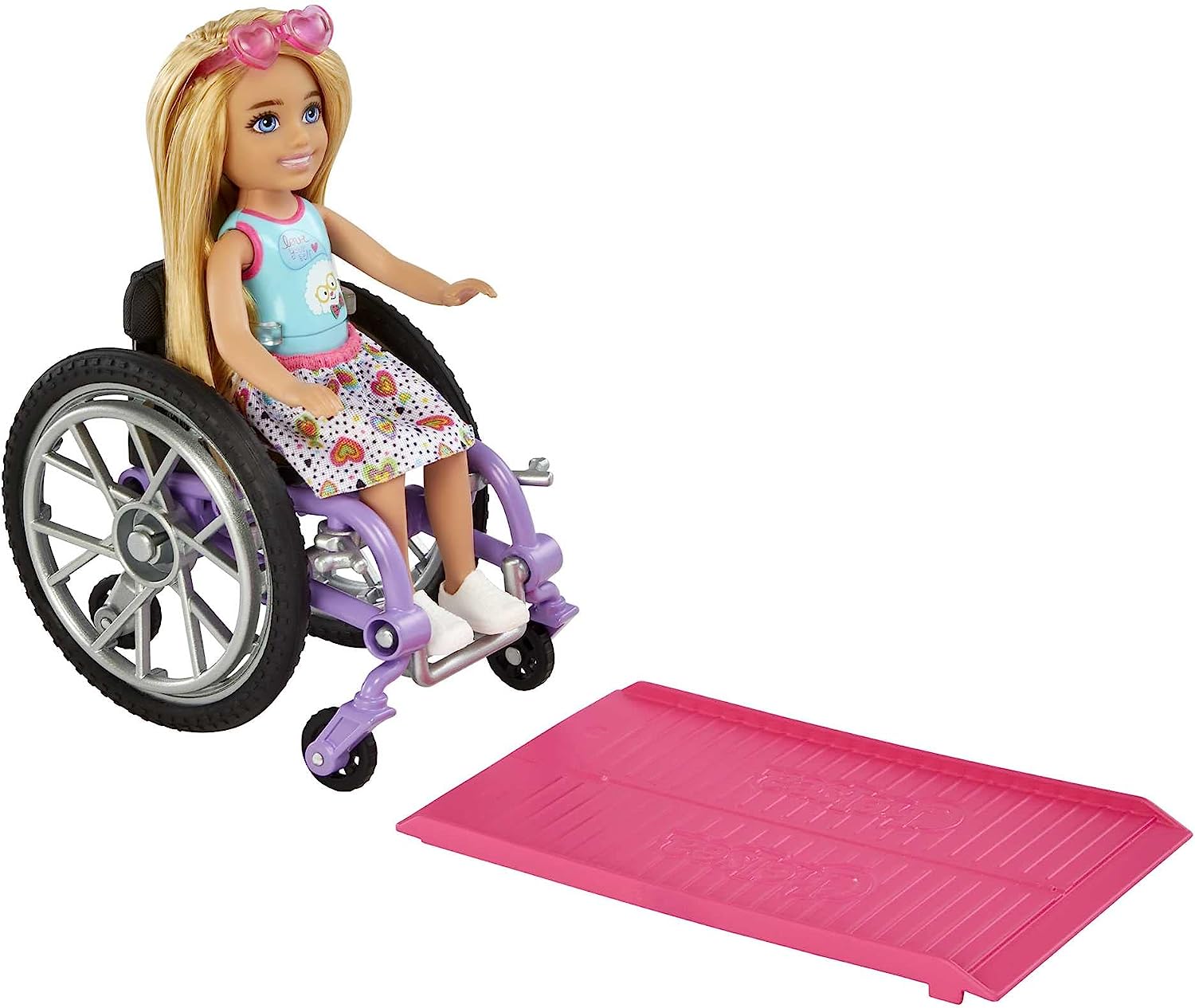 Barbie Chelsea con Silla de Ruedas Muñeca niña Rubia con Vestido, Silla, rampa, Accesorios y Pegatinas para Personalizar, Juguete +3 años (Mattel HGP29