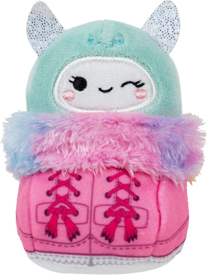 Squishville SQM0317 Juego de Accesorios para día de Nieve, Botas de 2 Pulgadas y Juguetes de Peluche de Cacao para niños, Multicolor