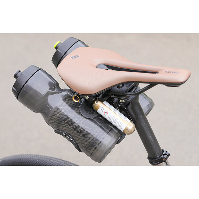 Zéfal Tri Bottle Cage Set - Double Porte-Bidon de Selle Vélo & ZEFAL Arctica - Bidon Vélo 750 ML - Gourde Vélo Isotherme - Inodore et Etanche - Bidon Sport sans BPA - Rouge