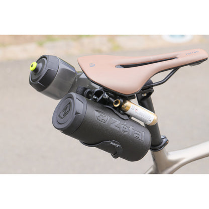 Zéfal Tri Bottle Cage Set - Double Porte-Bidon de Selle Vélo & ZEFAL Arctica - Bidon Vélo 750 ML - Gourde Vélo Isotherme - Inodore et Etanche - Bidon Sport sans BPA - Rouge
