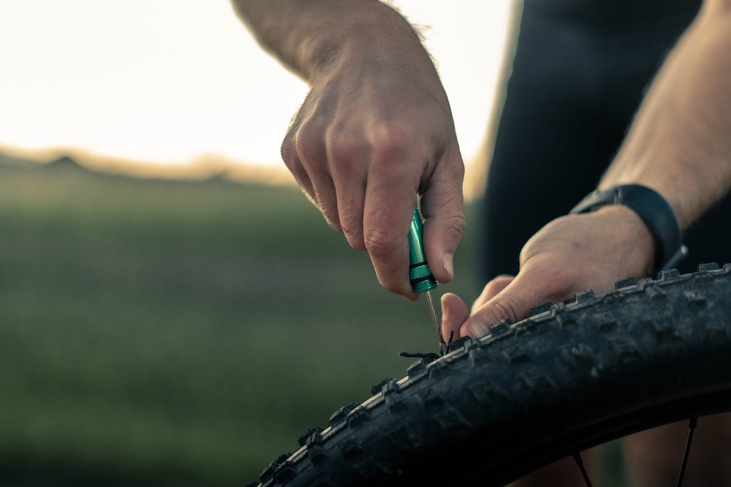 KOM Cycling Tubeless Tyre Repair Kit for Bikes – 8 Colors! Fixes Mountain Bike and Road Bicycle Tyre Punctures – Includes Tyre Repair Fork and Reamer, 8 Bacon Strips. Tubeless Repair Made Easy