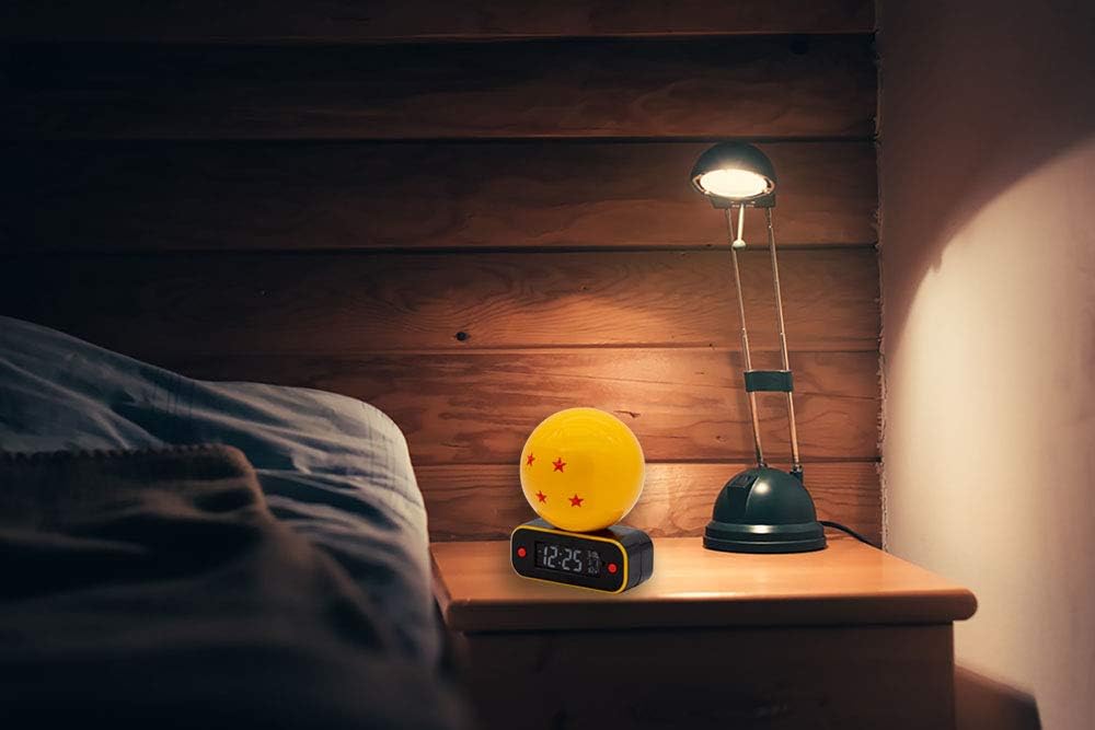 Teknofun - Reloj Despertador Inalámbrico Dragon Ball Z - Bola de Cristal - Multifunción - Da Tiempo, Música y Decoración - Amarillo, Negro y Naranja- USB