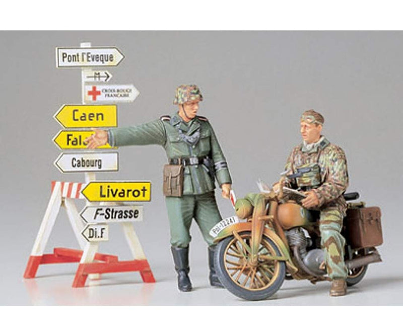 Tamiya 300035241 - 1:35 Diorama-Set Motorrad mit Wegweiser (2