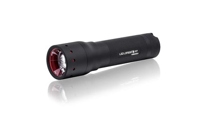 Ledlenser P7 Taschenlampe Box mit Amazon Basics Batterien mit AmazonBasics Batterien